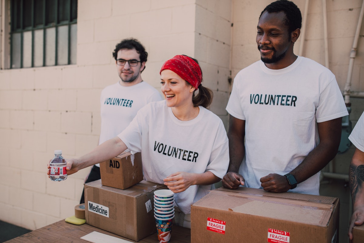 volunteer donating food aide