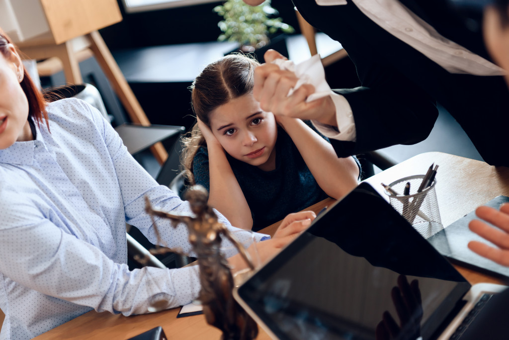 A child being affected by her parents' divorce