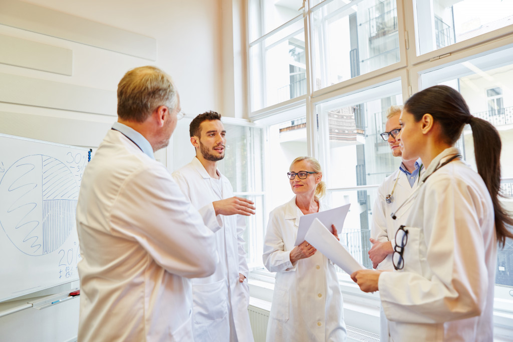 doctors having a quick conversation